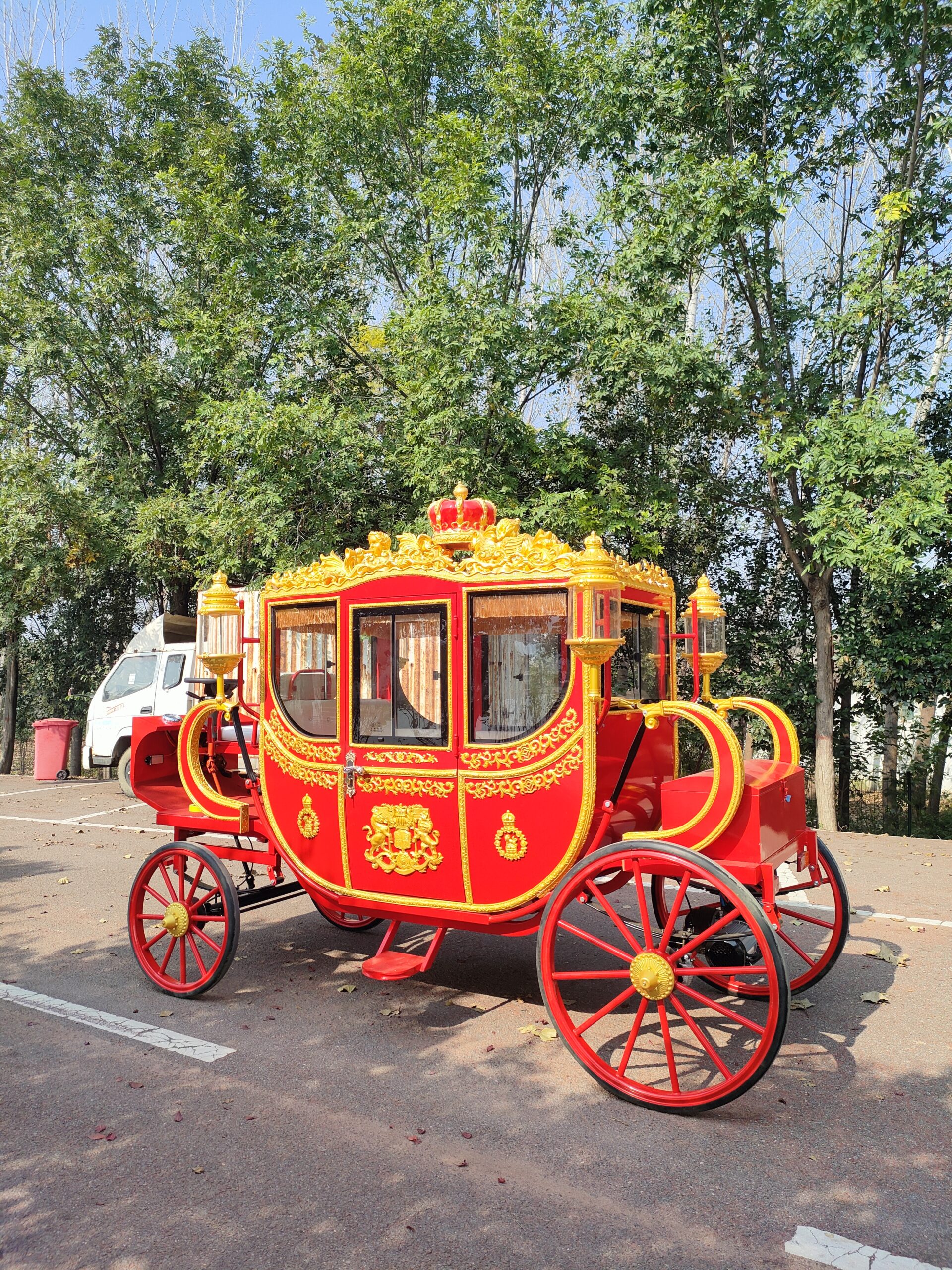 Red European-style Carriage - 图片 2